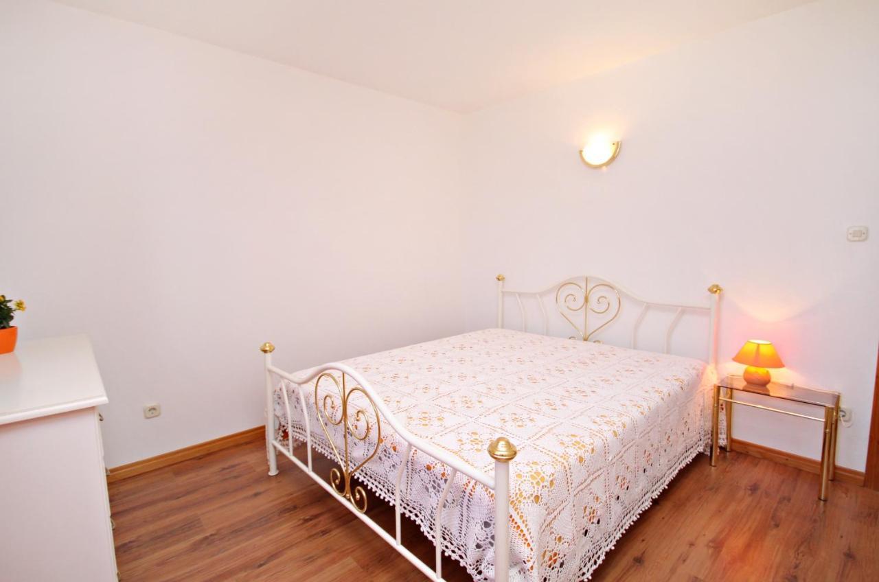 Apartments With A Parking Space Vrbnik, Krk - 429 Екстер'єр фото